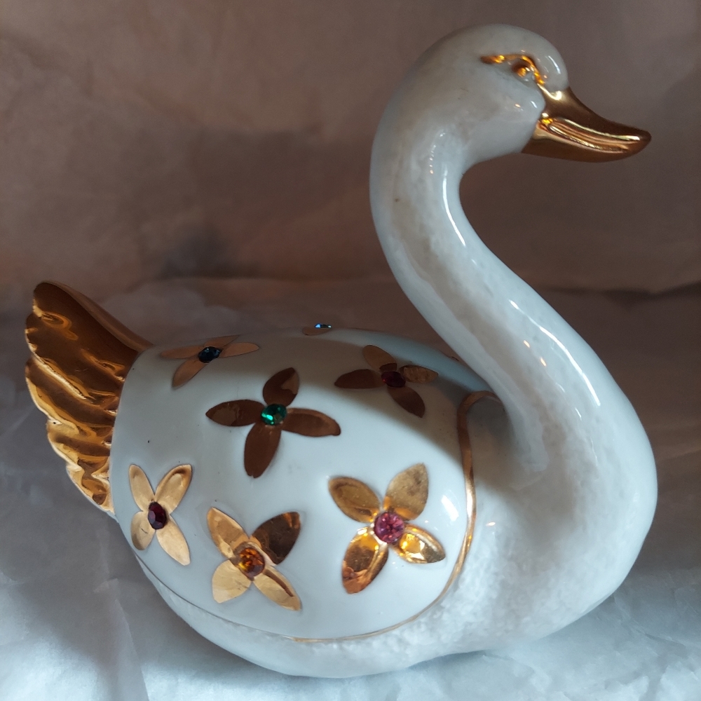 Capodimonte Swan. Swarovski Crystals. Polaris.